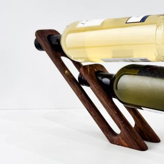 🌿 Designový kousek, co má fakt šmrnc. 🍷 Pro každého milovníka vína. 🫶🏻 Ručně vyrobený dřevěný stojan na víno z české dílny...